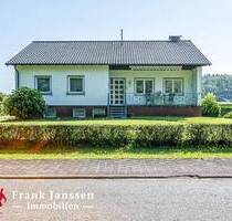 Freistehendes Einfamilienhaus mit eingebauter Garage - Ortsrandlage mit traumhaftem Blick - Burbach