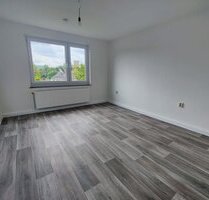 FRISCH RENOVIERT: Helle 3-Zimmer Erdgeschosswohnung mit Tageslichtduschbad und Balkon! - Adelebsen