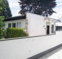 Schöner Bungalow im Dornröschenschlaf! 4 Zi, 100m² WF, GST 525m²,Garage und Keller in Niederkassel