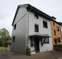 Kernsaniertes Zweifamilienhaus 3 separate Wohneinheiten gehobene Ausstattung schöner Garten - Hennef