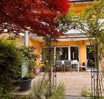 Einziehen und Wohlfühlen: Mediterranes Reihenmittelhaus in Leonberg-Eltingen