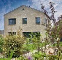 Stilvolles Einfamilienhaus mit unverbaubarem Blick - moderne Architektur trifft auf energieeffizienten Wohnkomfort - Lehre