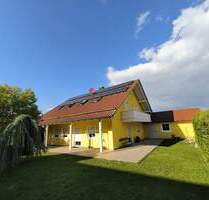 Anspruchsvolles Wohnhaus, 6 Zi., Gar., PV-Anl. für die große Familie in Aiterhofen zu vermieten.