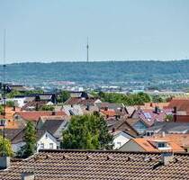 +++ Blick zum Fernsehturm & ins Grüne - 4.OG mit sonnigem Süd-Balkon & Fernblick - renovierungsbedürftig - inkl. EBK ... - Hemmingen
