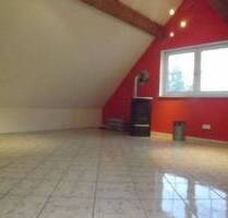 Gut geschnittenes 2 Zimmer-Apartment mit Einbauküche und Wannenbad, in ruhiger Lage von Wiesenbronn. Nur 10 Min. nach Kitzingen...