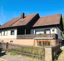 Sofort beziehbar! Gepflegtes 1-2 Fam.-Haus mit Doppelgarage und Carport in ruhiger Wohnlage - Haßfurt