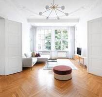 Mondän wohnen in der Nähe zur Boxhagener Straße - Beletage im prachtvollen Berliner Denkmalaltbau