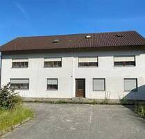 Wohn- und Geschäftshaus mit Garagen und Werkstatt in Arnstorf