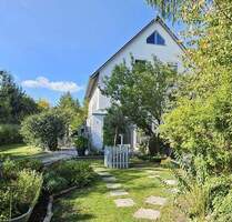 Herrliches Einfamilienhaus mit wunderschönem und weitläufigem Garten in exponierter Lage von Rieden