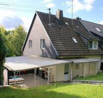 Zentral in Ruppichteroth: Wohnhaus mit 1 bis 2 Wohneinheiten, 2 Garagen und schönem Grundstück