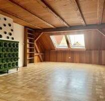 Sofort frei! Helle 2-Zimmer-DG-Wohnung mit ca. 67,4 qm im 2.Obergeschoss in ruhiger Lage von Uehlfeld