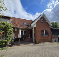 Charmantes Reihenhaus mit Doppelgarage und Carport - Groß Kelle