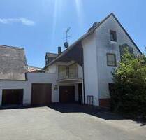 Zwei-Familien-Haus mit kleiner Lagerhalle & 3 Garagen - Langensendelbach