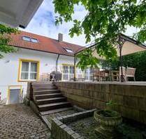 Aufwendig modern gestaltetes Einfamilienhaus in Grenzbauweise mit Einliegerwohnung - Alteglofsheim