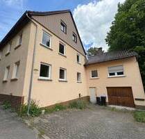 Sofort beziehbares, einseitig angebautes Wohnhaus mit Garage u. weiterem Gartengrundstück - Fichtenau / Unterdeufstetten
