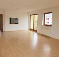 Frei! Helle Wohnung: 2ZKB mit 2 Balkonen (Süd+West), 1. OG, mit Duplex-TG-Stellplatz, in guter Lage! - Burglengenfeld