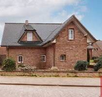 Freistehendes Wohnhaus mit Doppelgarage in Steinfeld