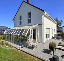 Niedrigenergiehaus (KfW 40 plus, Bj. 2022) mit schönem Garten und Doppelgarage im Neubaugebiet von Höchstenbach