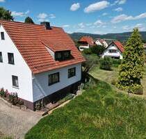 gepflegtes Einfamilienhaus mit großer Terrasse, 2 Garagen und pflegeleichtem, kinderfreundlichen Garten in absolut ruhiger Ortsrandlage von Eschwege