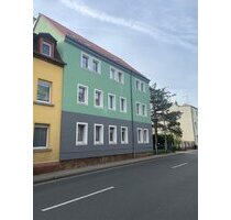 Perfekt für Singles! Frisch renovierte 1-Zimmer-Wohnung in zentraler Lage + Süd-Balkon + Dusche + Stellplatz - Groitzsch