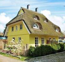 Sommer, Sonne und Ferien im Seebad Born - Haus mit Rohrdach in Born a. Darß