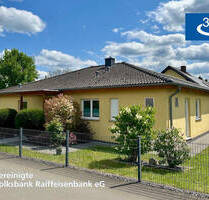 Junger Bungalow mit Doppel-Carport und Garten - Bausendorf