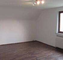 Unter dem Dach des Rosensteins: Charmante 4 Zimmer-DG-Wohnung mit ca. 100 qm großem Garten! - Heubach