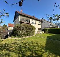 Freist. 2-Familienhaus m. ausbaub. Dachgeschoß, Balkon, Terrasse u. herrl. Garten in bevorz. Südlage - Steinenbronn