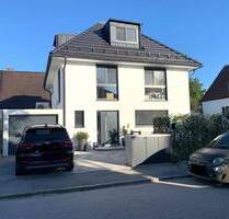 Exklusives Einfamilienhaus mit Pool, Einliegerbereich und energieeffizienter Technik - München Neuperlach