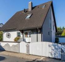 1- bis 2-Familienhaus mit Einliegerwohnung mit POOL, TEICH und ENERGIEEFFIZIENZKLASSE *C* - Rüsselsheim