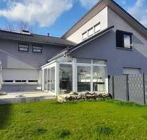 * Modernisiertes Zweifamilienhaus mit großem Grundstück * - Unlingen
