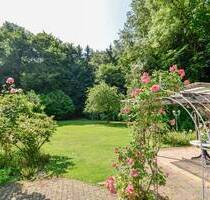 Großzügige 2 Familien-DHH mit Aufstockungs- und Anbaumöglichkeiten * ca. 1.848 m² parkähnlicher Grund mit Direktangre... - Leverkusen Lützenkirchen
