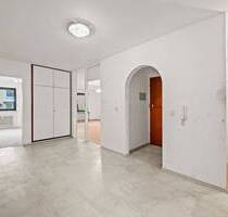 Renovierungsbedürftige 4-Zimmer-Wohnung mit Balkon in Milbertshofen - München