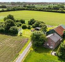 Wo der Horizont weit und das Leben ruhig ist - Einfamilienhaus mit Einliegerwohnung in Alleinlage - Bovenau