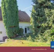 Wohlfühl-Wohnen auf großem Grundstück! Solides, sanierungsbedürftiges Haus mit 2 Garagen. - Usingen Eschbach