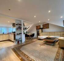 Exklusives Wohnen unterm Dach - DG-Wohnung mit Balkon, EBK & 3 Parkplätzen - Stuttgart Dürrlewang