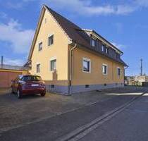 Großes Zweifamilienhaus mit Einliegerwohnung, Garagen, Hof und Garten in 79211 Denzlingen