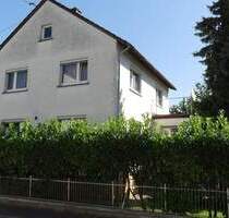 Freistehendes Einfamilienhaus mit Einliegerwohnung auf attraktivem, knapp 1000 qm großem Grundstück - Frankfurt am Main Nieder-Eschbach