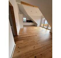 - ERSTBEZUG - HOCHWERTIGE 3-ZIMMER-DACHGESCHOSSWOHNUNG IN VILSHEIM