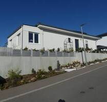 Sommer im eigenen Garten. Neuwertiger Bungalow mit Doppelgarage und sonnigem Grundstück in guter Lage von Bingen.