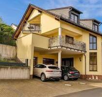 Gehobenes Zwei- bis Dreifamilienhaus mit 4 Stellplätzen & Doppelgarage im Neubaugebiet - Wächtersbach