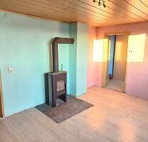 Charmante 3-Zimmer-Dachgeschosswohnung mit Schwedenofen-Anschluss und viel Gestaltungspotenzial in ruhiger Lage von Amberg