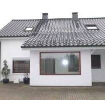 Einfamilienhaus mit 4 + 22-Zimmern, Wohnzimmer mit Kamin, 2 Bädern, 2 Kfz-Stellplätzen. - Alveslohe