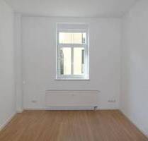 Ab sofort zu haben: Kleine Singlewohnung mit Laminat, Küchenbereich im Vorraum und Bad mit Dusche - Dresden Friedrichstadt (Schäferstr.)