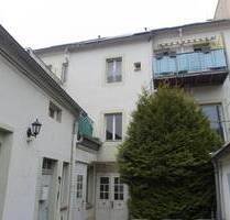 Preiswerte 1,5-Zimmer-Wohnung mit neuem Laminat und Balkon in der Riesaer Innenstadt