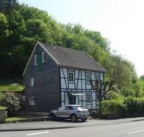 Dieringhausen: Bevorzugte Wohnlage, gemütliches Fachwerkhaus mit Baugrundstück, Teilung möglich - Gummersbach / Dieringhausen