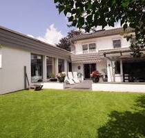 Großzügiges individuelles Einfamilienhaus mit großer teilüberdachter Terrasse und herrlichem Garten - Schwelm