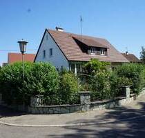 Geräumiges Einfamilienhaus mit schönem Garten und 2 Garagen - Mössingen