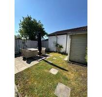 Schöne 2,5 Zimmer-Gartenwohnung auf zwei Ebenen mit Garage, EBK und großem Gartenanteil in Hallbergmoos