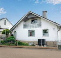 Einfamilienhaus mit viel Potential, 5 ZKB+Souterrain 2 ZKB, ausbauf.DG, Grund 950 qm, 2 Garagen - Böhmfeld